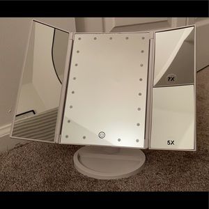 Light up magnifying makeup mirror